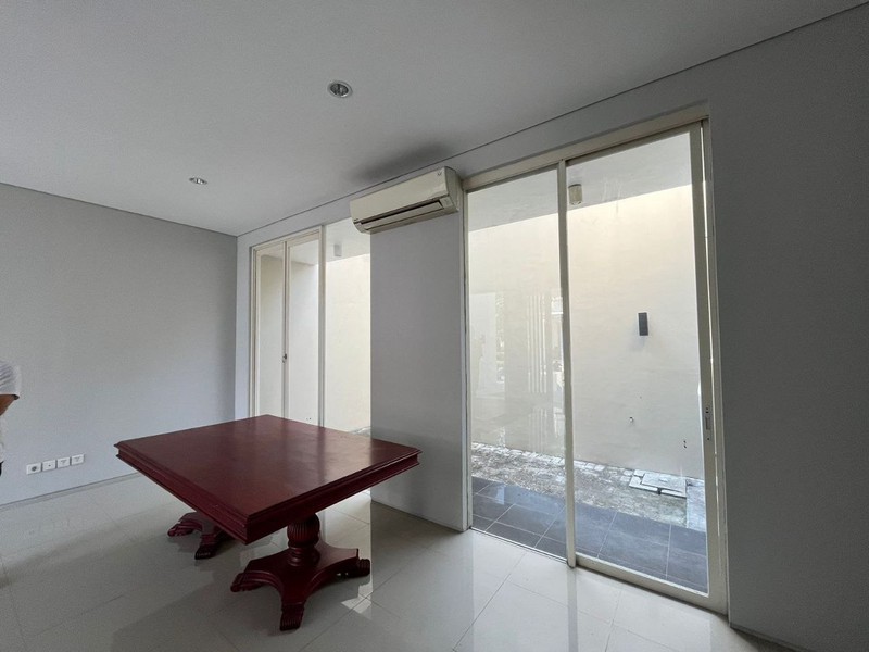 dijual rumah di taman puspa raya citraland surabaya