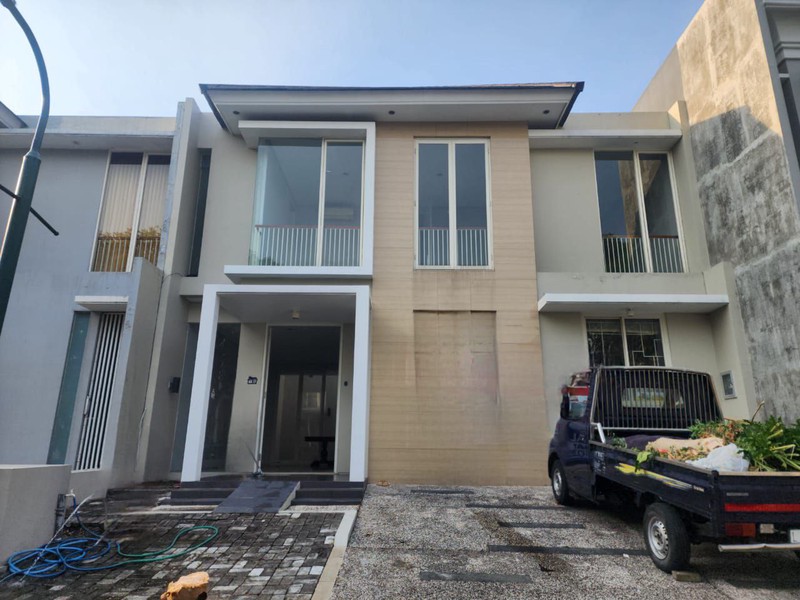 dijual rumah di taman puspa raya citraland surabaya