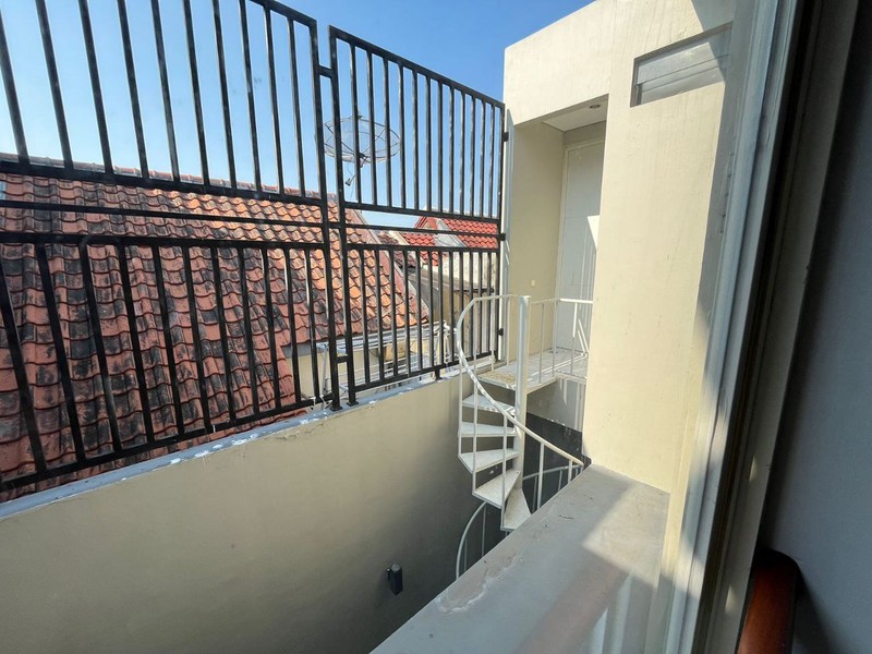 dijual rumah di taman puspa raya citraland surabaya