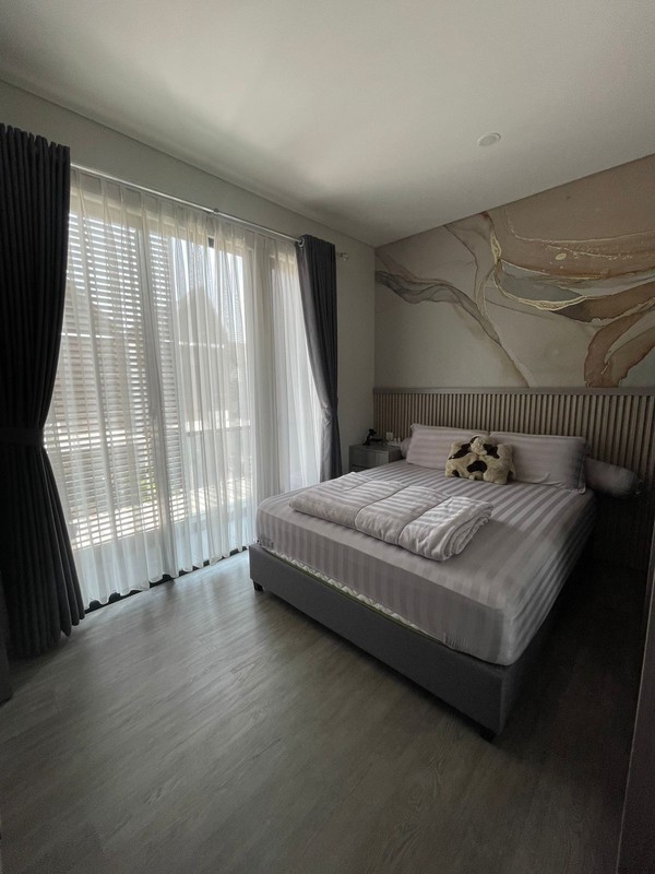 Rumah Strategis di Graha Raya, Jalan Lebar Muat 2 Mobil