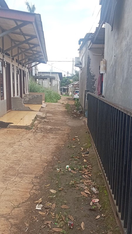 Rumah Kontrakan 6 Pintu Dekat Riverside Golf Jaya dengan tanah kosong Cocok Untuk Investasi huni Pekerja Sekitar