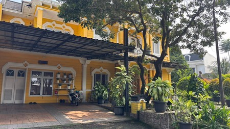 Rumah Hoek, Besar Kokoh Hadap Taman di Kota Wisata Cibubur