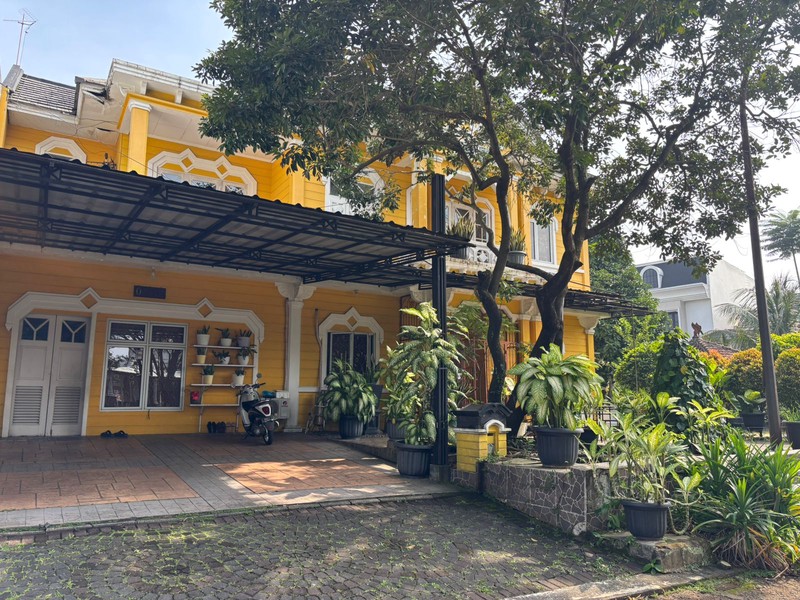 Rumah Hoek, Besar Kokoh Hadap Taman di Kota Wisata Cibubur