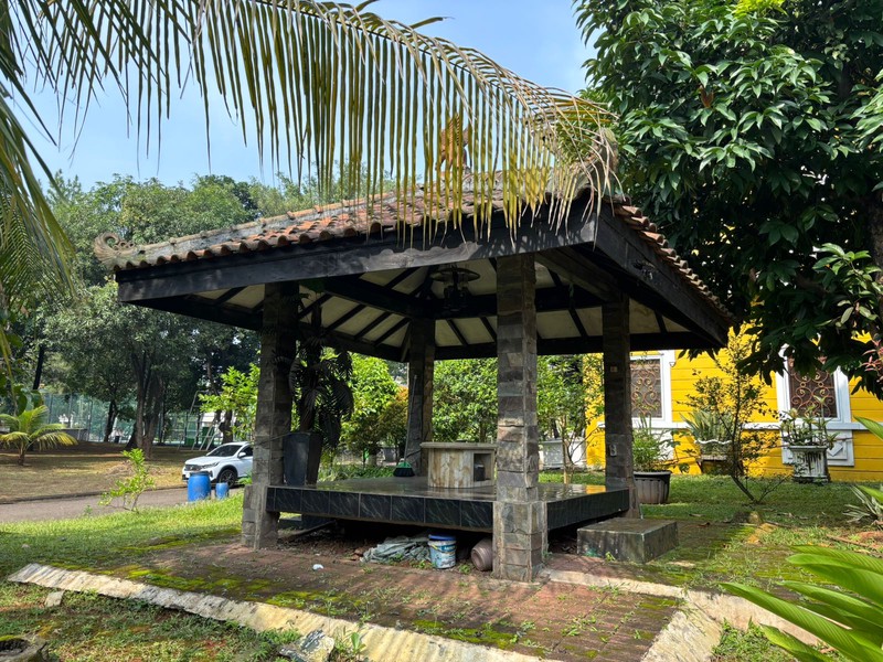 Rumah Hoek, Besar Kokoh Hadap Taman di Kota Wisata Cibubur