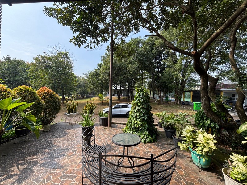 Rumah Hoek, Besar Kokoh Hadap Taman di Kota Wisata Cibubur