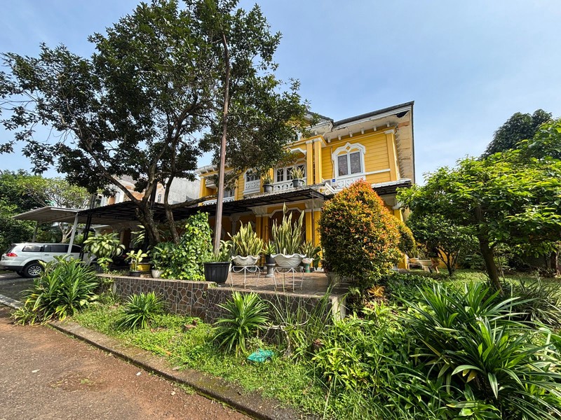 Rumah Hoek, Besar Kokoh Hadap Taman di Kota Wisata Cibubur