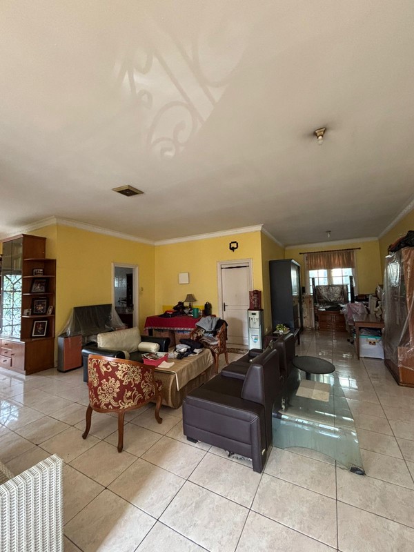 Rumah Hoek, Besar Kokoh Hadap Taman di Kota Wisata Cibubur