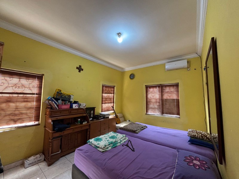 Rumah Hoek, Besar Kokoh Hadap Taman di Kota Wisata Cibubur