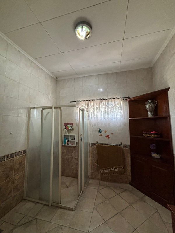 Rumah Hoek, Besar Kokoh Hadap Taman di Kota Wisata Cibubur