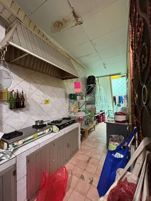 Rumah Hoek, Besar Kokoh Hadap Taman di Kota Wisata Cibubur