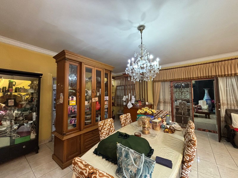 Rumah Hoek, Besar Kokoh Hadap Taman di Kota Wisata Cibubur