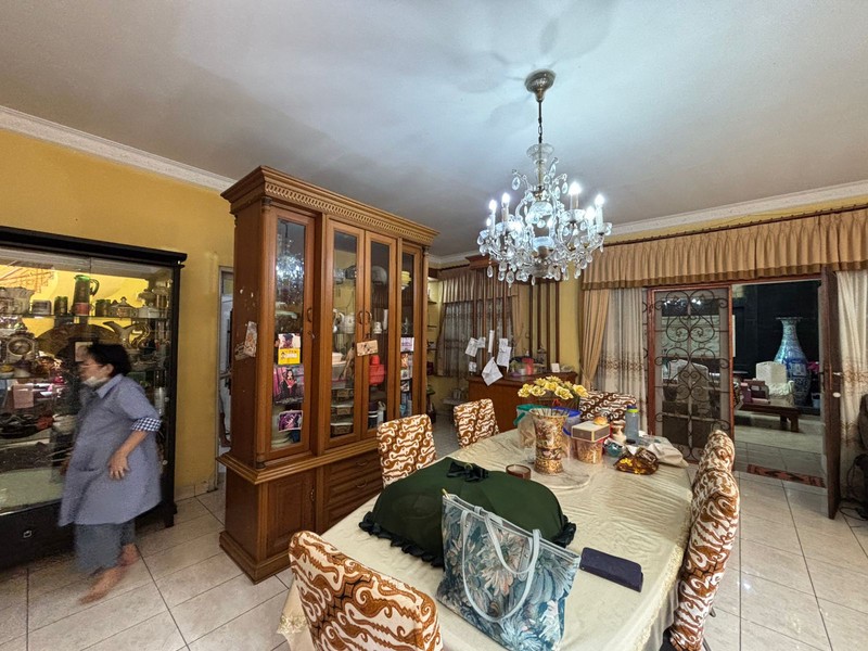 Rumah Hoek, Besar Kokoh Hadap Taman di Kota Wisata Cibubur