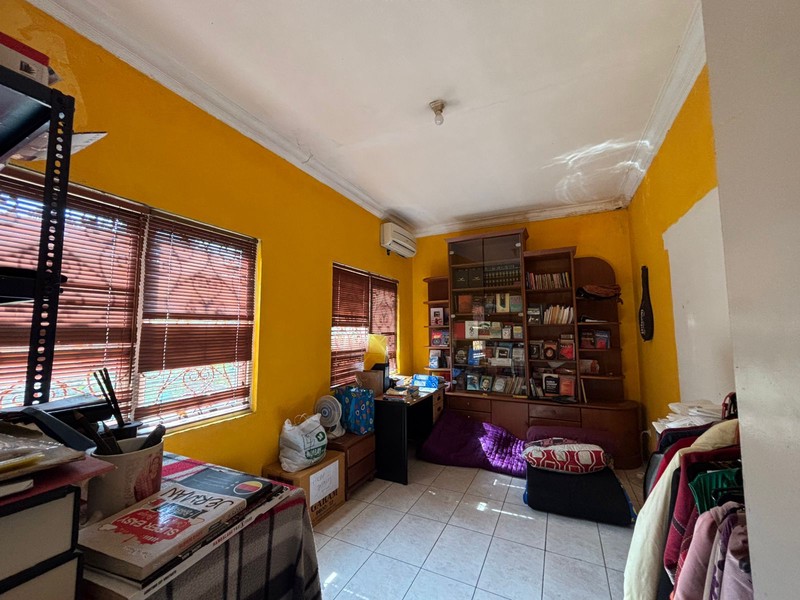 Rumah Hoek, Besar Kokoh Hadap Taman di Kota Wisata Cibubur