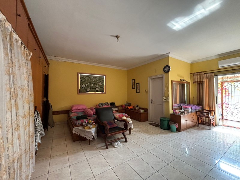 Rumah Hoek, Besar Kokoh Hadap Taman di Kota Wisata Cibubur