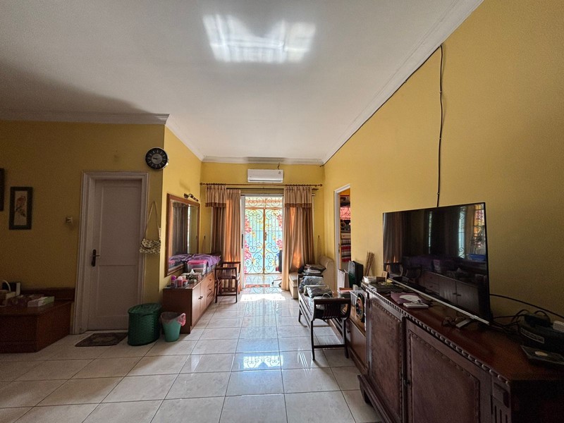 Rumah Hoek, Besar Kokoh Hadap Taman di Kota Wisata Cibubur