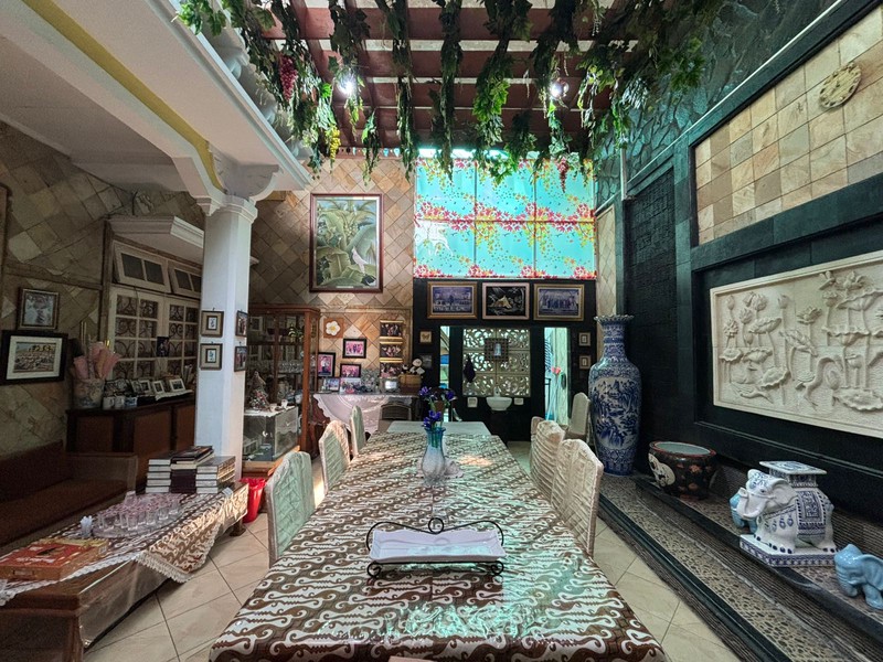 Rumah Hoek, Besar Kokoh Hadap Taman di Kota Wisata Cibubur