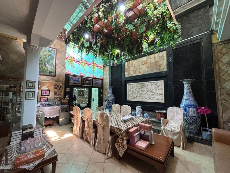 Rumah Hoek, Besar Kokoh Hadap Taman di Kota Wisata Cibubur