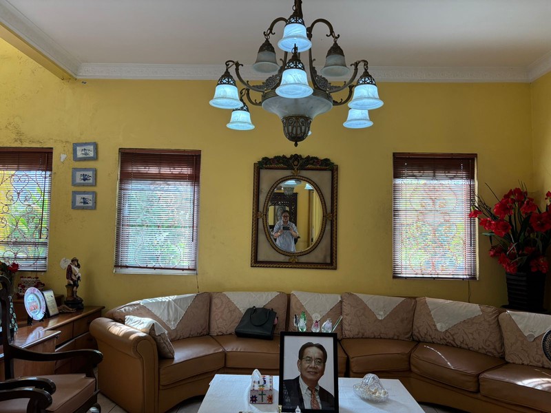 Rumah Hoek, Besar Kokoh Hadap Taman di Kota Wisata Cibubur