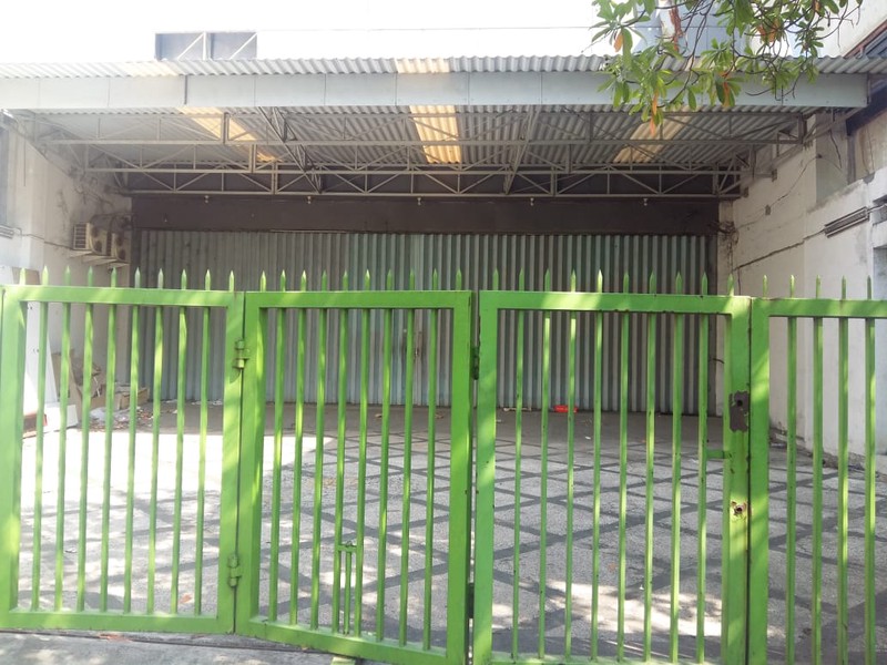 Disewakan gedung/showroom di Jalan Kertajaya Surabaya