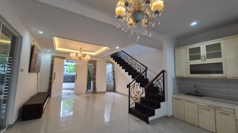 Rumah Besar 4 KT Garasi 3 Mobil, Tebet Timur Jakarta Selatan