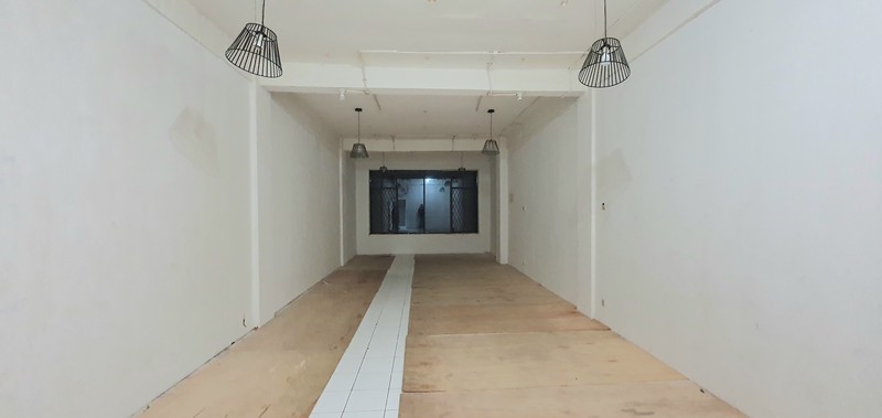 Ruko Bukit Gading Indah, depan perumahan Gading Kirana, Kelapa Gading, hadap dalam.