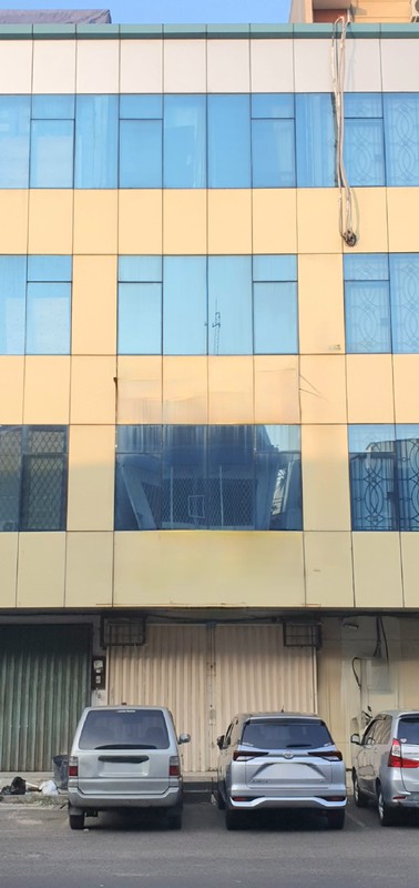 Ruko Bukit Gading Indah, depan perumahan Gading Kirana, Kelapa Gading, hadap dalam.