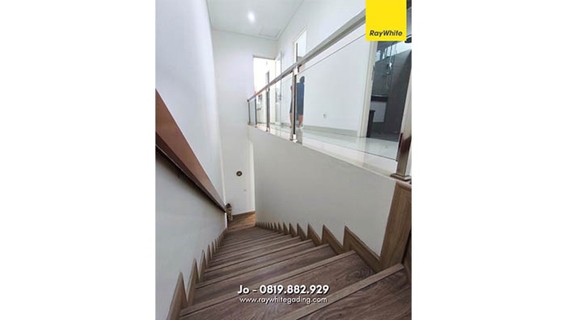 Rumah Kelapa Puan Timur, Kelapa Gading Bangunan baru 7 tahun, full furnish, sudah tinggi dari jalan.