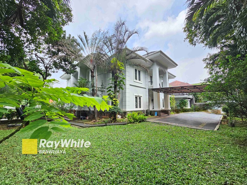 Rumah di Pati Unus, Kebayoran Baru, private pool, di hook, bisa parkir 14 mobil