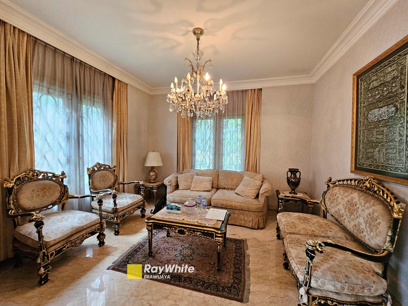 Rumah di Pati Unus, Kebayoran Baru, private pool, di hook, bisa parkir 14 mobil