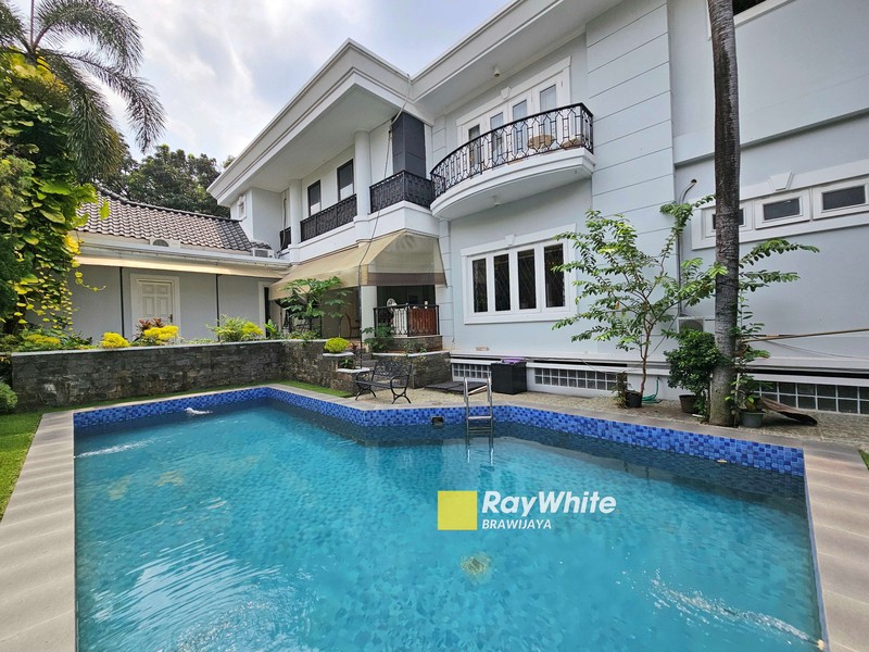 Rumah di Pati Unus, Kebayoran Baru, private pool, di hook, bisa parkir 14 mobil