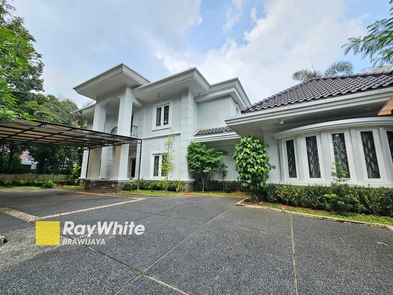 Rumah di Pati Unus, Kebayoran Baru, private pool, di hook, bisa parkir 14 mobil