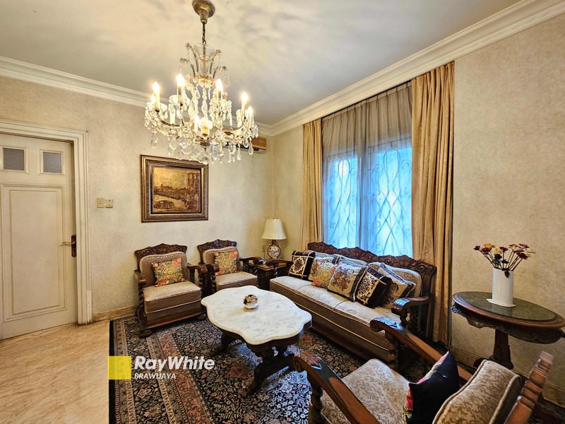 Rumah di Pati Unus, Kebayoran Baru, private pool, di hook, bisa parkir 14 mobil