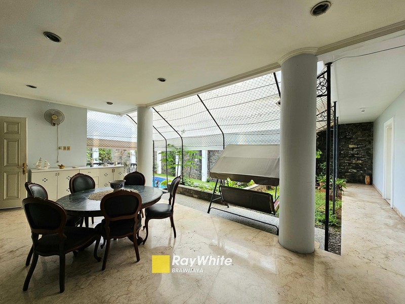 Rumah di Pati Unus, Kebayoran Baru, private pool, di hook, bisa parkir 14 mobil