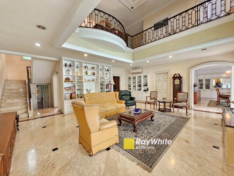 Rumah di Pati Unus, Kebayoran Baru, private pool, di hook, bisa parkir 14 mobil