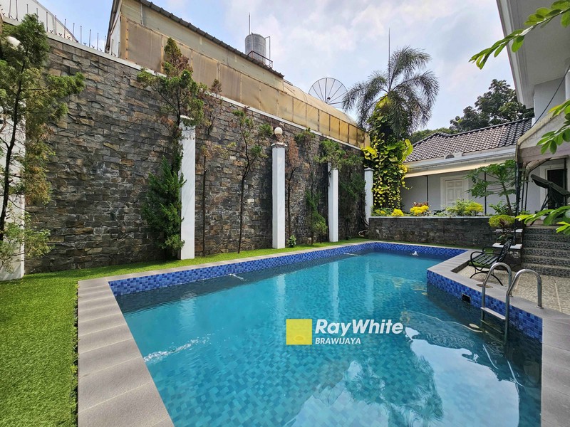 Rumah di Pati Unus, Kebayoran Baru, private pool, di hook, bisa parkir 14 mobil