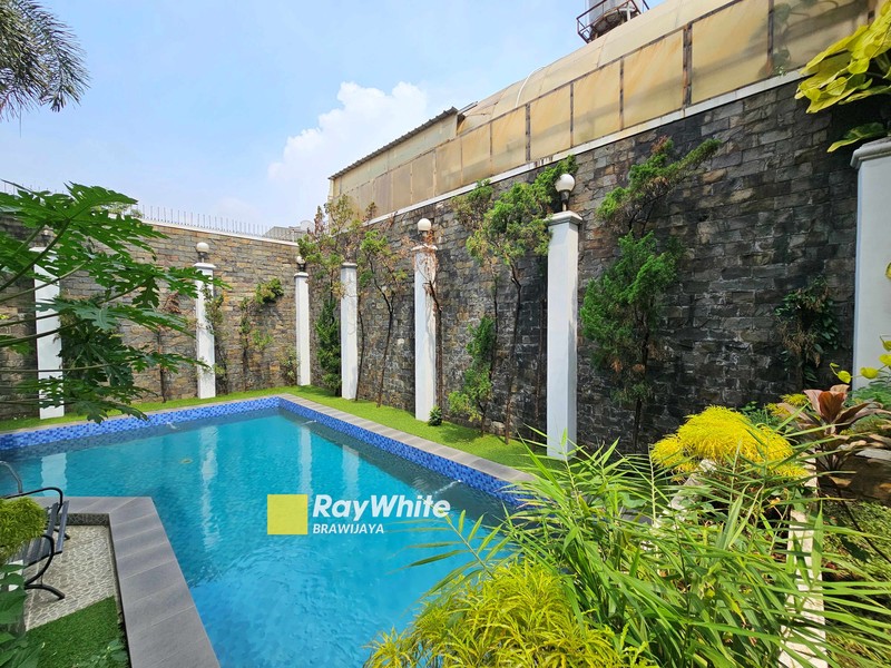 Rumah di Pati Unus, Kebayoran Baru, private pool, di hook, bisa parkir 14 mobil