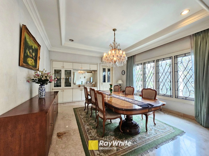 Rumah di Pati Unus, Kebayoran Baru, private pool, di hook, bisa parkir 14 mobil