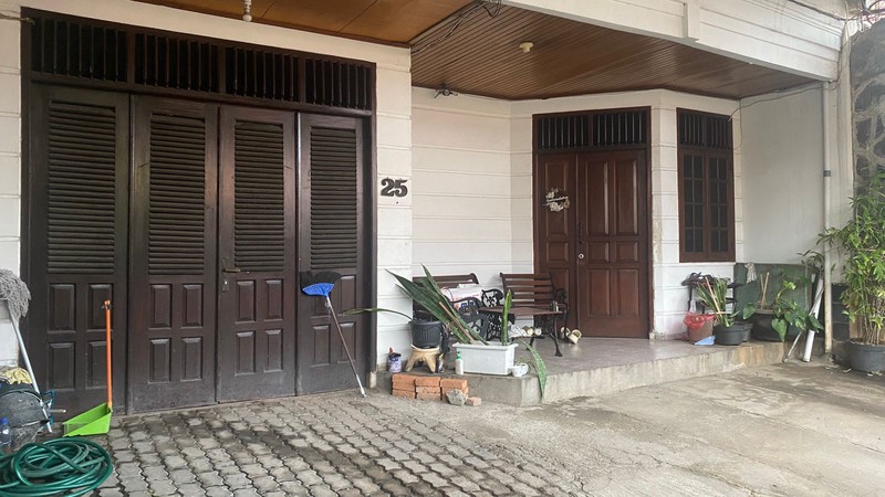 Dijual  rumah   lama  terawat, di menteng  karang setiabudi