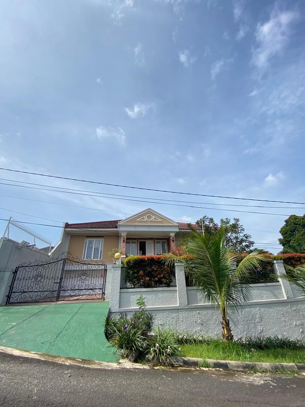Rumah Terawat Luas 554M² Dalam Komplek Elit Cinere