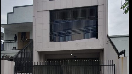 Disewakan Ruko 3 lantai di Jalan A Yani Surabaya