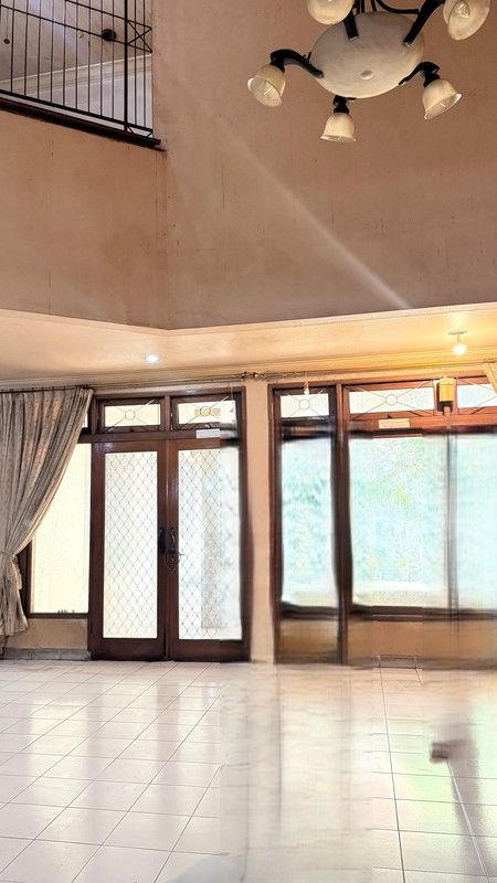 Rumah cocok untuk usaha di pinggir jalan raya di Menteng Bintaro