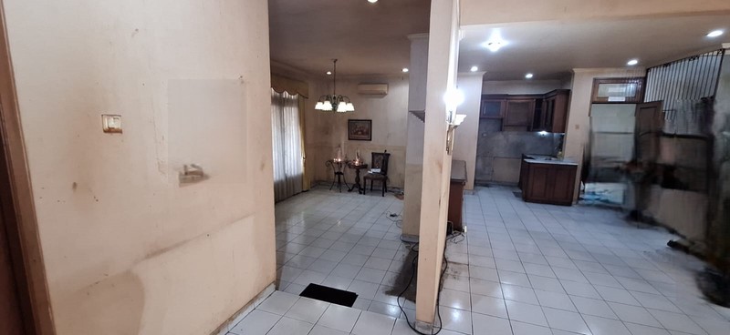 Rumah cocok untuk usaha di pinggir jalan raya di Menteng Bintaro