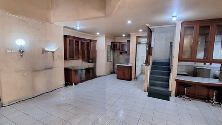 Rumah cocok untuk usaha di pinggir jalan raya di Menteng Bintaro