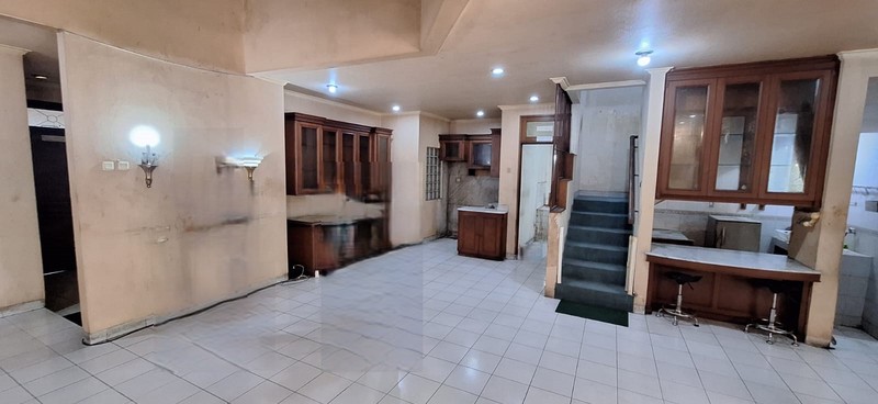 Rumah cocok untuk usaha di pinggir jalan raya di Menteng Bintaro