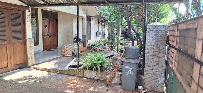 Rumah cocok untuk usaha di pinggir jalan raya di Menteng Bintaro