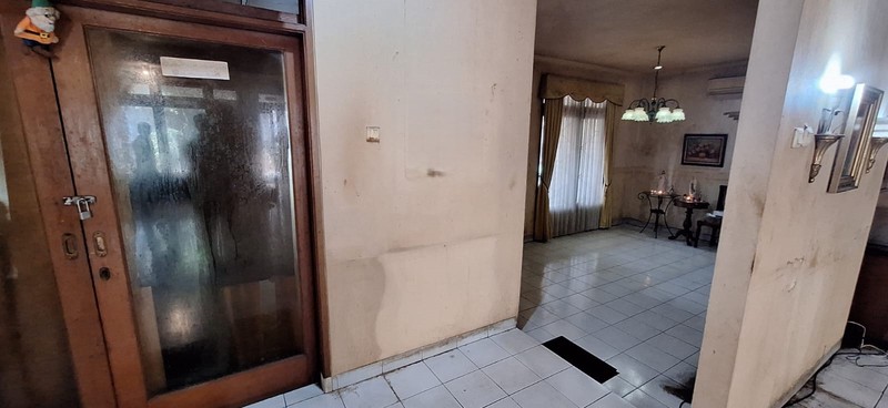 Rumah cocok untuk usaha di pinggir jalan raya di Menteng Bintaro