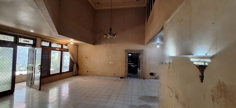 Rumah cocok untuk usaha di pinggir jalan raya di Menteng Bintaro