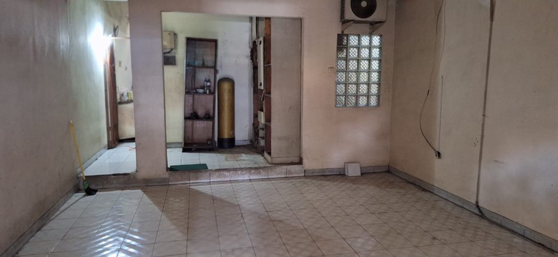 Rumah cocok untuk usaha di pinggir jalan raya di Menteng Bintaro