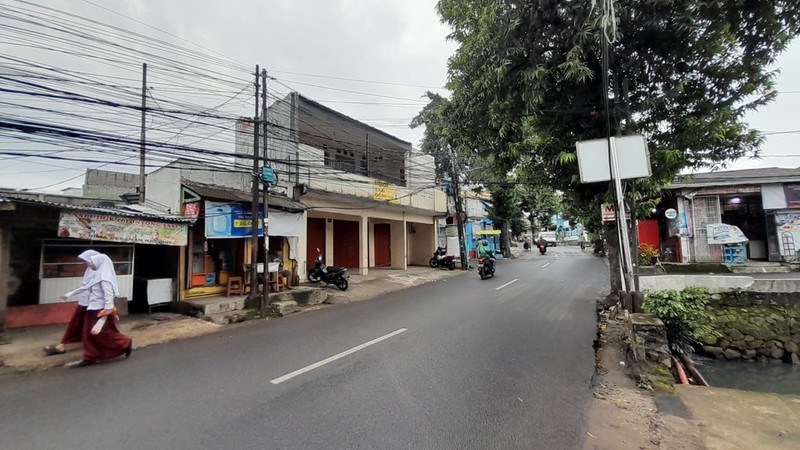 Ruko 2 Lantai di Lokasi Strategis dan Jalur Bisnis Ciracas: Selangkah ke LRT & Tol, SHM, Bebas Banjir & Akses 3 Mobil - Siap Huni!