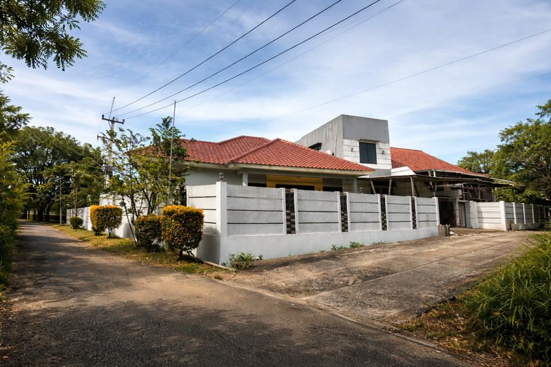 Rumah dengan Tanah Luas 388 m² di Cibinong - Lokasi Strategis, Legalitas Lengkap, Siap Showing